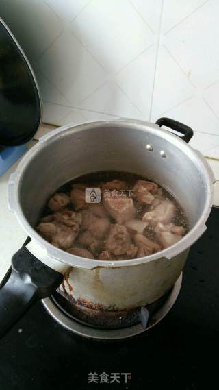 香菇炖排骨的做法步骤：2