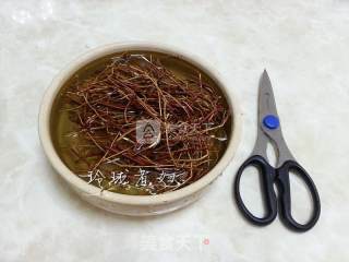 鸡骨草猪骨汤的做法步骤：2