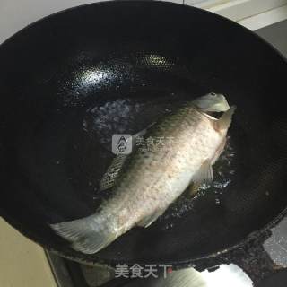 糖醋鲫鱼的做法步骤：2