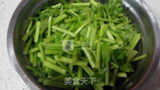 五花肉炒香芹的做法步骤：1