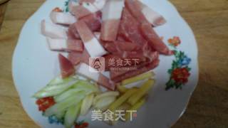 五花肉炒香芹的做法步骤：2