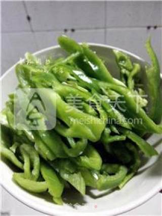 青椒炒肉的做法步骤：2