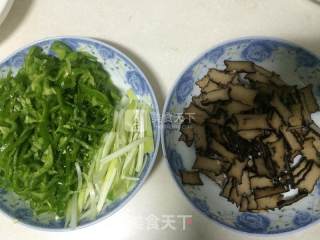 青椒香干拌牛肉细面的做法