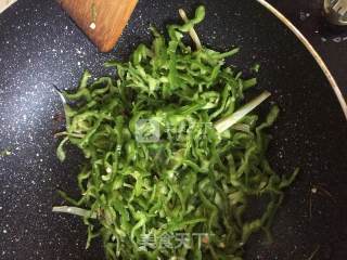 青椒香干拌牛肉细面的做法步骤：2