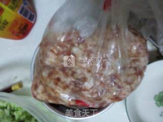 红烧狮子头的做法步骤：1