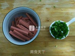 简易饺子皮版油泼面的做法步骤：2