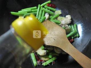 梅豆炒鸡翅的做法步骤：8