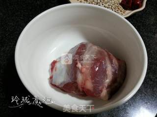 瘦肉炖药材汤的做法步骤：1