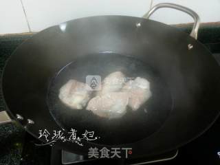 瘦肉炖药材汤的做法步骤：2