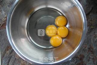 小黄人蛋糕卷的做法步骤：1