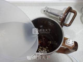 红豆薏米豆浆的做法步骤：4
