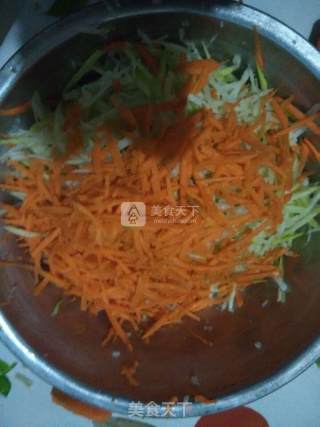 蚝油黄金翡翠白玉蒸饺儿（胡萝卜，青萝卜蚝油大蒸饺）的做法步骤：2