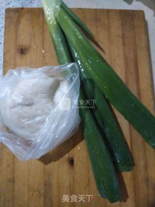 葱花饼的做法步骤：1
