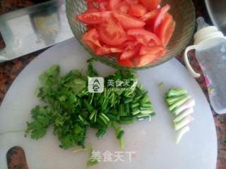 西红柿鱿鱼汤的做法步骤：1