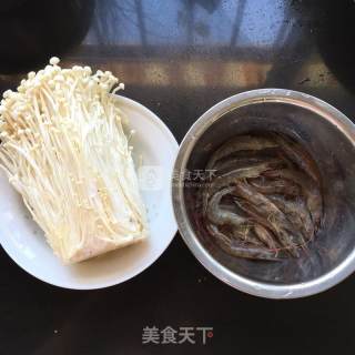葱油金针菇蒸对虾的做法步骤：1