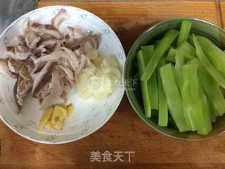 青笋烧猪肚的做法步骤：1