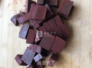 白菜炒猪血的做法步骤：2