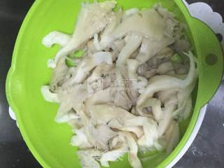 鲜菌青豆的做法步骤：1