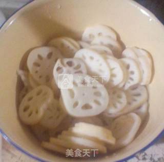 凉拌藕片_凉拌莲藕片的做法【图】的做法步骤：2