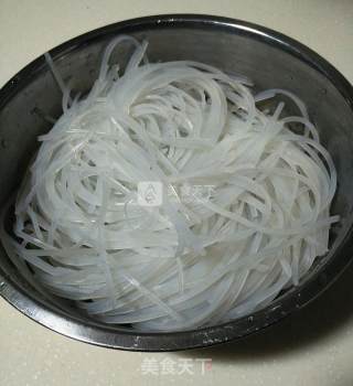 猪肉炖粉条的做法步骤：1