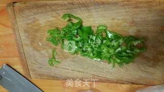尖椒豆芽炒魔芋豆腐的做法步骤：1