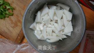 尖椒豆芽炒魔芋豆腐的做法步骤：2