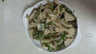 尖椒豆芽炒魔芋豆腐的做法步骤：4