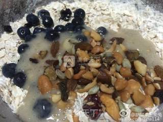 健康低脂改良版蓝莓燕麦能量棒by：普蓝高科蓝莓美食特约撰稿人的做法步骤：4