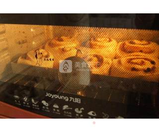 蓝莓干肉桂面包卷by：普蓝高科蓝莓美食特约撰稿人的做法步骤：8