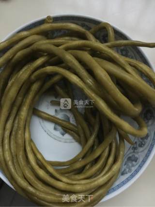 咸缸豆炒肉丁的做法步骤：2