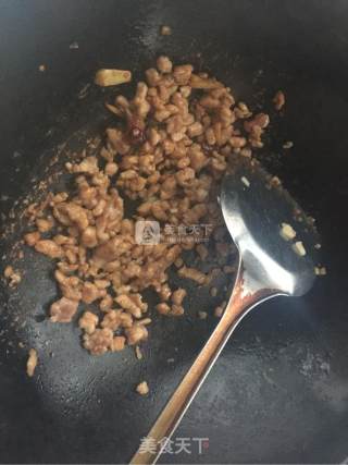 咸缸豆炒肉丁的做法步骤：9