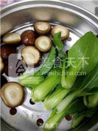浇汁香菇青菜的做法步骤：1