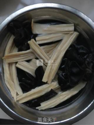 木耳凉拌腐竹的做法步骤：1