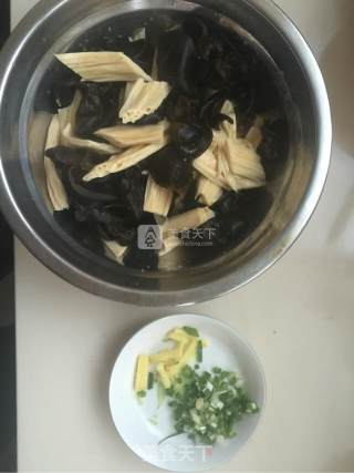 木耳凉拌腐竹的做法步骤：4