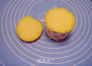 花朵翻糖纸杯蛋糕的做法步骤：2