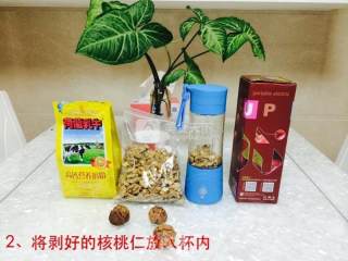 核桃仁牛奶汁的做法步骤：2