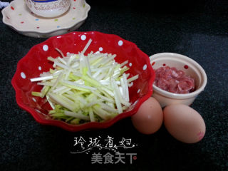 韭黄肉丝炒鸡蛋的做法步骤：1