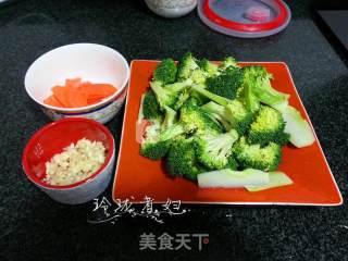 蒜茸炒西兰花的做法步骤：2