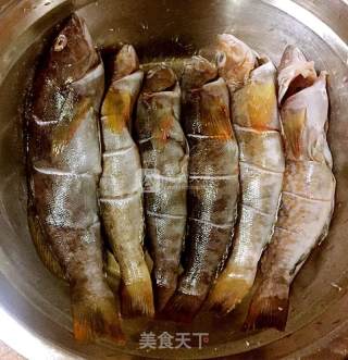 家焖黄鱼的做法步骤：2