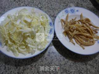 黄花菜炒白菜的做法步骤：1