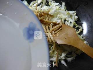 黄花菜炒白菜的做法步骤：3