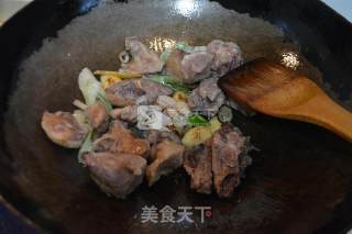蘑菇炖鸭块的做法步骤：2