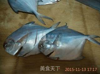 家常炖鲳鱼的做法步骤：1