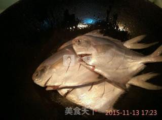 家常炖鲳鱼的做法步骤：4