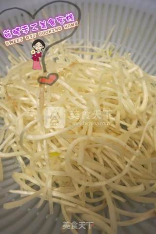 肉丝韭黄炒外海面的做法步骤：3