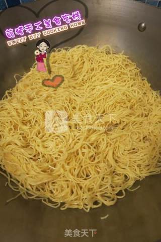 肉丝韭黄炒外海面的做法步骤：5