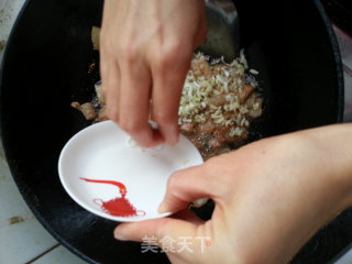 五花肉炒马蹄的做法步骤：5