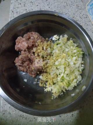 清汤葱香羊肉丸菠菜汤的做法步骤：1
