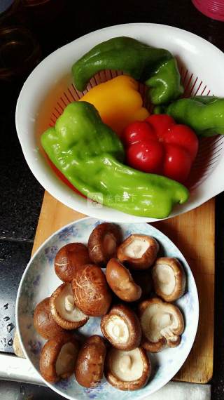 彩椒炒香菇的做法步骤：1