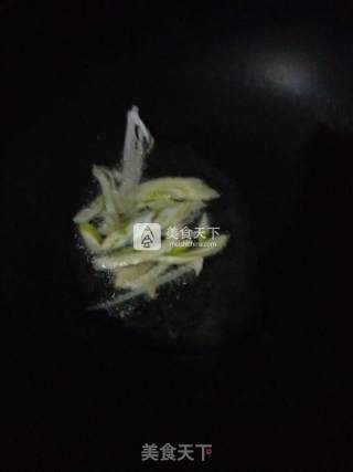 黄金白玉嘎嘣脆~山药炒胡萝卜的做法步骤：2